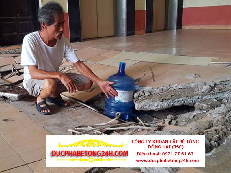 Đục nền nhà xưởng cũ để cải tạo hệ thống thoát nước
