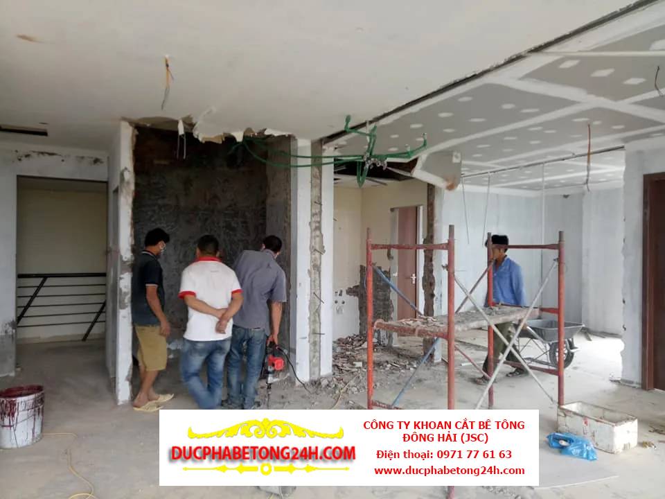 Đục nền nhà xưởng cũ để cải tạo hệ thống thoát nước