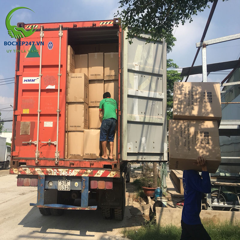 Bốc xếp hàng hóa tại Thành Tín 247